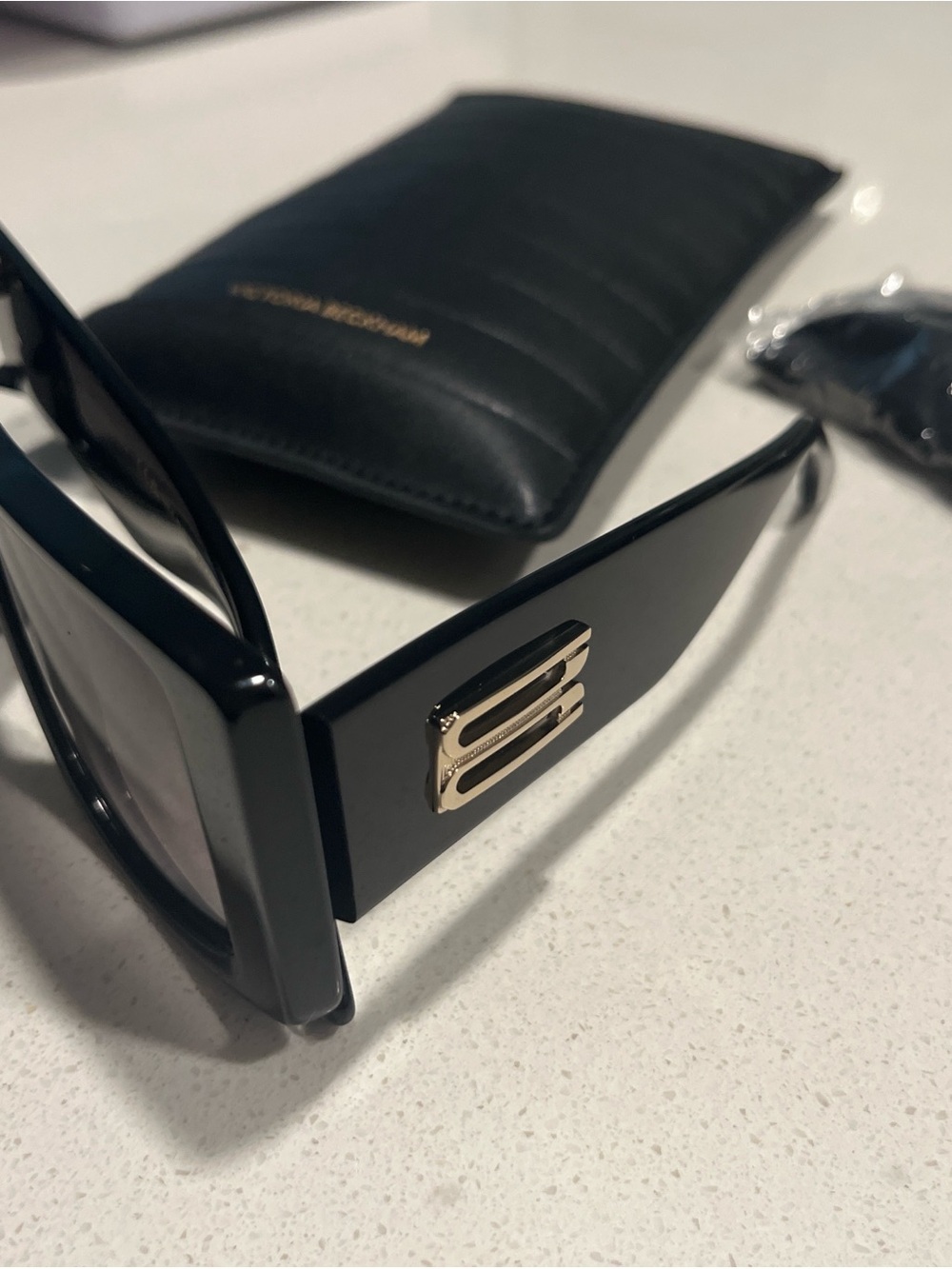 Victoria Beckham Black Sunglasses NEW WITH MAGNET CASE - Picture 9 of 10